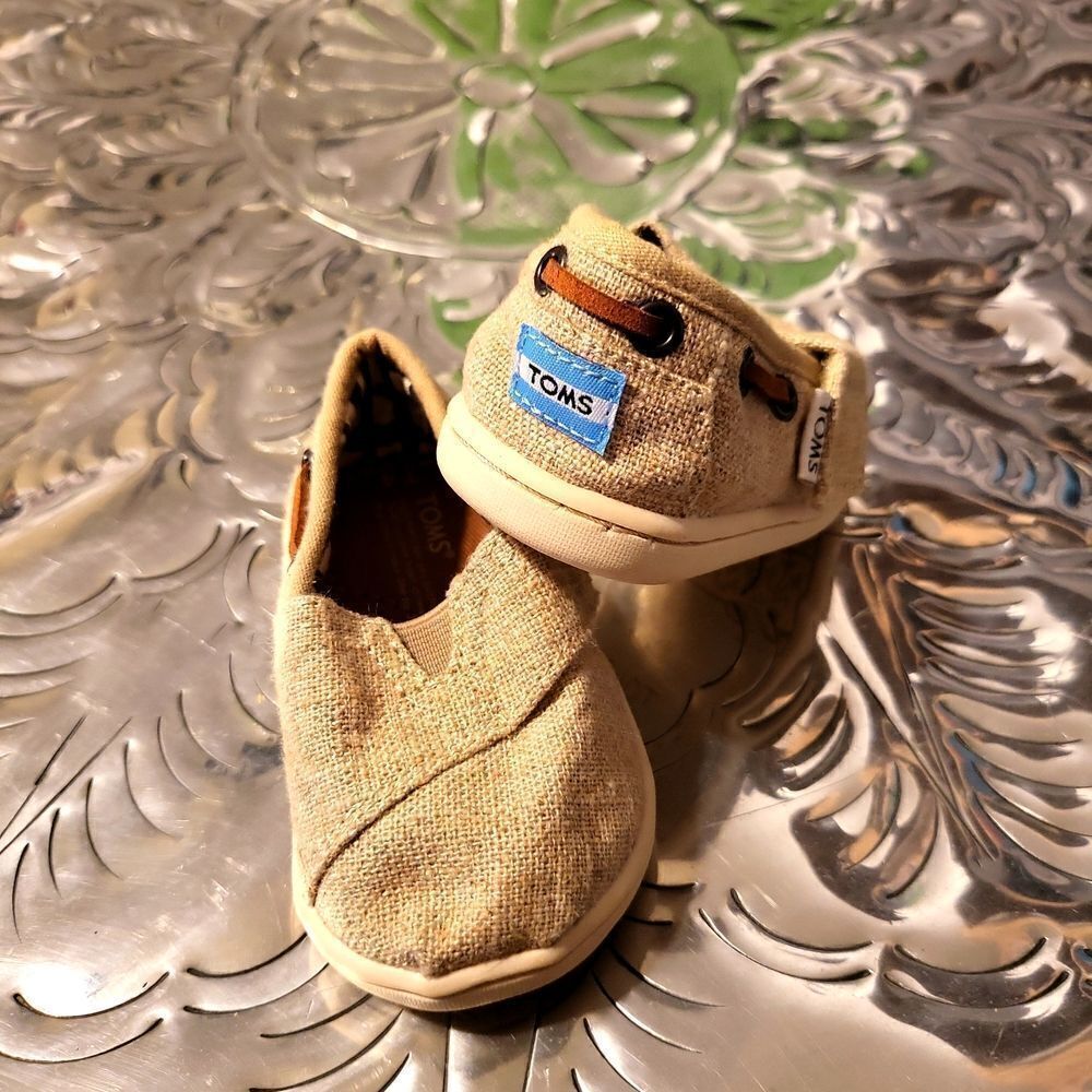 Tom's children size toddler 4, linen with leather strap around back,